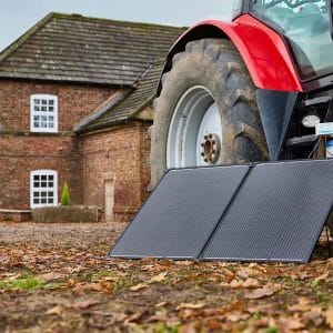 Κοντινό πλάνο ηλιακού πάνελ OSRAM σε τρακτερ με μονοκρυσταλλικά κύτταρα υψηλής απόδοσης