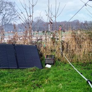 BATTERYcharge SOLAR 200W συνδεδεμένος με μπαταρία αυτοκινήτου