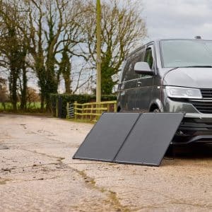 Το ηλιακό σύστημα φόρτισης OSRAM 200W σε χρήση κατά τη διάρκεια κάμπινγκ