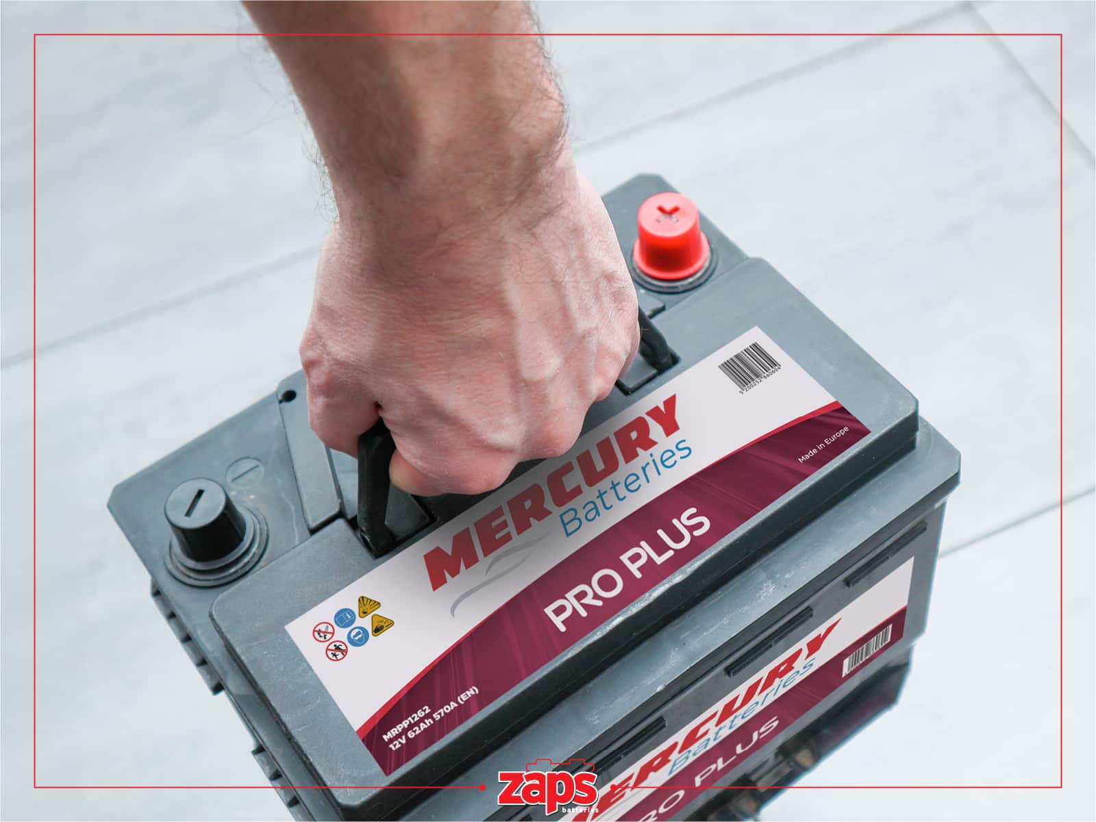 μπαταρία αυτοκινήτου mercury pro plus που την κρατάει να την πάει για εγκατάσταση.