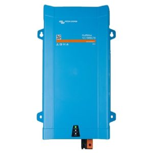 Spodaj je popolna in podrobna predstavitev za Victron Energy MultiPlus 12/1600/70-16, posebej zasnovana za zaps.gr, ki presega 600 besed in se osredotoča na profesionalno upravljanje z energijo in tehnično odličnost. Naziv izdelka Victron Energy MultiPlus 12/1600/70-16 Inverter - polnilnik (PMP122160000) Opis izdelka MultiPlus 12/1600/70-16: Večnamensko orodje za 12V sisteme Victron Energy MultiPlus 12/1600/70-16 (koda: PMP122160000) je ena najpopolnejših in najzmogljivejših rešitev za upravljanje energije za avtonomne sisteme. Ne gre le za razsmernik, temveč za napravo vse v enem, ki združuje čisti sinusni razsmernik, napredni polnilnik baterij in visokohitrostni samodejni preklopnik. Zasnovan za 12V baterijske sisteme, je MultiPlus 1600VA idealna izbira za rekreacijske čolne, avtodome, gospodarska vozila in samostojne hiše, ki potrebujejo neprekinjeno 230V napajanje z vrhunskimi specifikacijami. Večfunkcijskost in funkcija UPS (neprekinitvenega napajanja) Glavna lastnost, zaradi katere je MultiPlus merilo na trgu, je njegova sposobnost delovanja kot UPS (neprekinitveni vir napajanja). V primeru izpada ali odklopa zunanjega vira napajanja (omrežje ali generator), vgrajeni razsmernik prevzame napajanje bremen v manj kot 20 milisekundah (ms). Ta takojšnja sprememba zagotavlja, da bodo občutljive elektronske naprave, kot so računalniki, strežniki, varnostni sistemi in medicinska oprema, še naprej delovale brez prekinitev ali ponovnega zagona. To je ključna funkcija, ki uporabniku ponuja absolutno zaupanje, zlasti pri kritičnih aplikacijah. Čisti sinusni val in tehnologija SinusMax za konične obremenitve Razsmernik zagotavlja 1600 VA (1300 W) neprekinjene moči s čistim sinusnim valom, kar zagotavlja, da vaše naprave prejemajo visokokakovostno napajanje, enakovredno tistemu iz gospodinjske vtičnice. Zahvaljujoč ekskluzivni tehnologiji SinusMax podjetja Victron Energy ima MultiPlus 12/1600 neverjetno največjo moč do 2800 W. Ta presežna moč je potrebna za zagon naprav z visokim zagonskim tokom, kot so hladilniki, vodne črpalke, majhne klimatske naprave ali električno orodje, ki pogosto povzročajo preobremenitve v običajnih razsmernikih. Zmogljiv 70A polnilnik s prilagodljivim polnjenjem Ko je sistem priključen na zunanji vir napajanja, naprava deluje kot napreden polnilnik baterij z impresivnim tokom 70A. Uporablja tehnologijo Adaptive Charge, ki v realnem času analizira stanje baterije in samodejno prilagaja postopek polnjenja v štirih fazah (Bulk, Absorption, Float, Storage). To inteligentno upravljanje zagotavlja, da vaše baterije (AGM, gel, tekoče ali litijeve LiFePO4) vedno ostanejo na optimalni ravni napolnjenosti, kar preprečuje prekomerno polnjenje in znatno podaljšuje njihovo življenjsko dobo. Zmogljivo polnjenje s tokom 70 A omogoča hitro obnovitev baterij tudi po kratkih obdobjih delovanja generatorja. PowerControl in PowerAssist: Inteligentno upravljanje virov MultiPlus ima edinstveni funkciji PowerControl in PowerAssist: PowerControl: Omogoča določitev maksimalnega toka iz omrežja ali generatorja. MultiPlus bo upošteval preostale izmenične obremenitve in presežek uporabil le za polnjenje baterij, s čimer se bo izognil padcu zanesljivosti oskrbe. PowerAssist: Ta funkcija dvigne PowerControl na višjo raven. Če povpraševanje po električni energiji preseže omejitve dobave (npr. majhen generator), si bo MultiPlus "izposodil" energijo iz baterije, da bi dopolnil potrebno moč, kar vam bo omogočilo delovanje naprav, ki jih vaša napajalna enota običajno ne bi mogla zdržati. Upravljanje in povezljivost prek VE.Bus. MultiPlus 12/1600/70-16 je popolnoma razširljiv. Preko komunikacijskega priključka VE.Bus lahko napravo povežete z ekosistemom Victron, kot sta Cerbo GX ali GlobalLink 520. To omogoča oddaljeno spremljanje prek portala VRM, kar vam daje popoln nadzor nad vašo energijo od koder koli na svetu prek pametnega telefona. Robustna konstrukcija in absolutna varnost Victron Energy zagotavlja varnost vaše namestitve z vgrajenimi elektronskimi zaščitami pred kratkim stikom na izhodu, preobremenitvijo, pregrevanjem in prenizko napetostjo baterije. Robustno aluminijasto ohišje in toroidni transformator zagotavljata odpornost na vibracije in ekstremne temperature, zaradi česar je idealen za zahtevno morsko ali cestno okolje. Z izbiro Victron MultiPlus 12/1600/70-16 pri zaps.gr investirate v profesionalni sistem za upravljanje energije, ki združuje visokokakovostno napajanje, hitro polnjenje in pregovorno zanesljivost Victron Energy.